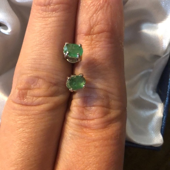 Natural .88 tcw Emerald stud earrings 925 silver - Picture 2 of 5